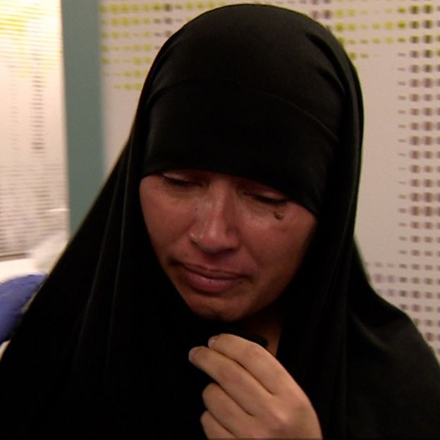Zainab Bibi chora em quarto de hospital em Londres