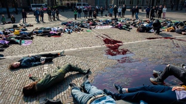 Hollanda'daki bir iklim eyleminde ölü taklidi yapan protestocular