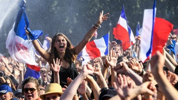 Franceses celebrando en Rennes.