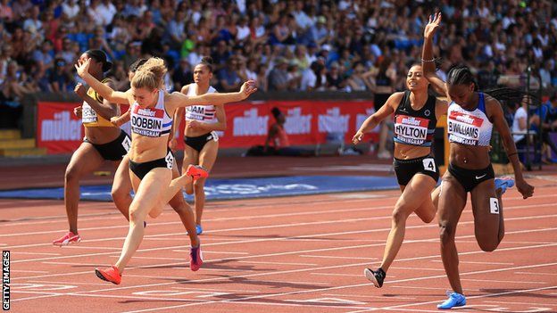 La corredora cruzó la meta con un tiempo de 22,59 segundos, récord para Escocia.