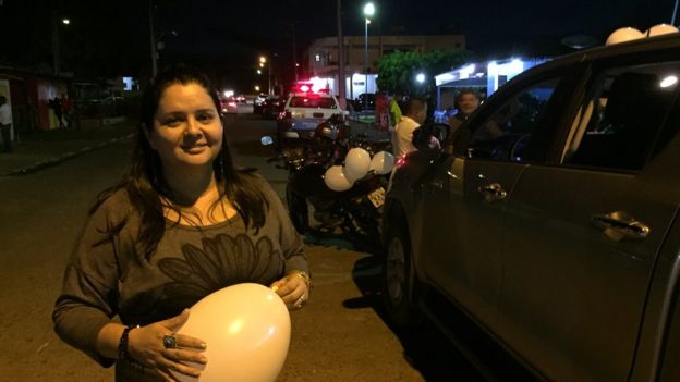 A professora do ensino fundamental Neura Costa em uma das carreatas que vem organizando