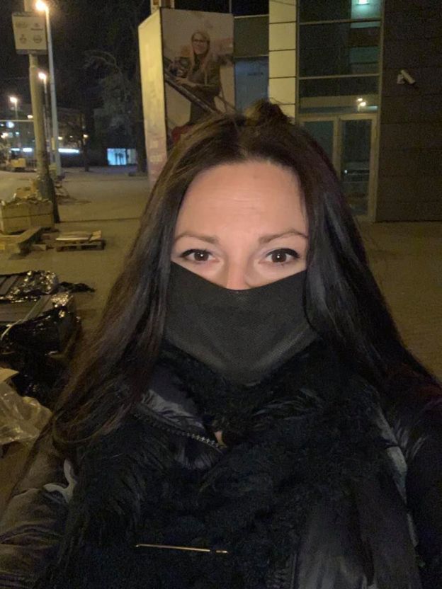 Мария Косинская в маске на улице