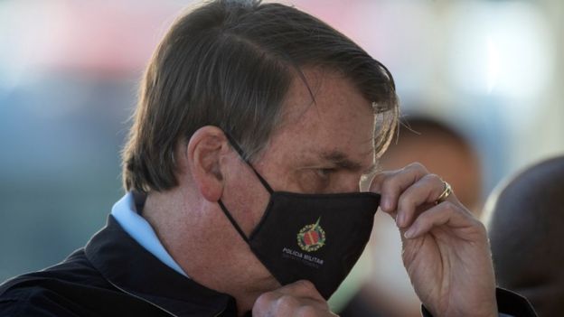 Jair Bolsonaro coloca máscara