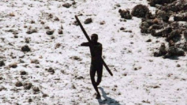 Un hombre sentinelés con un arco y una flecha.