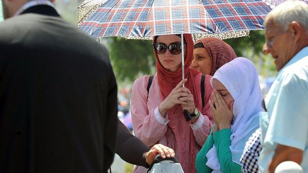 Mujeres recuerdan a sus familiares muertos en Srbrenica