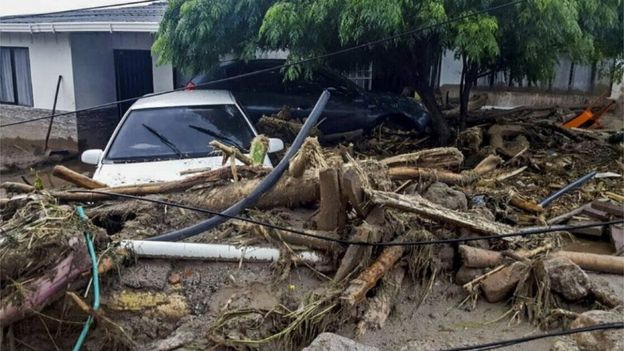 Rumah-rumah hancur, juga berbagai kendaraan.