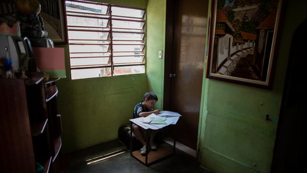 Niño estudiando en Caracas.