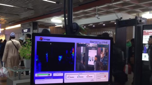 ঢাকা বিমানবন্দরে আগত যাত্রীদের শরীরের তাপমাত্রা মনিটর করা হচ্ছে ।