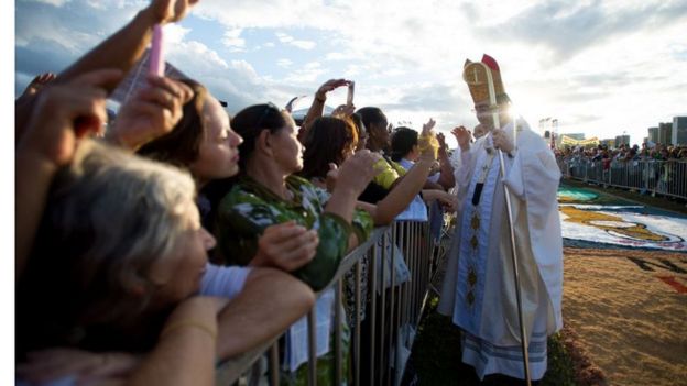 Padre celebra missa em Brasília