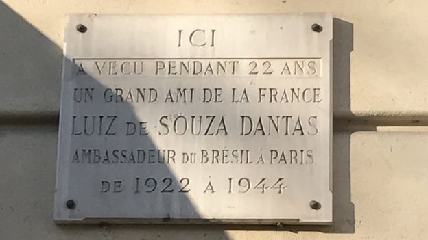Placa com homenagem ao embaixador brasileiro Souza Dantas em Paris