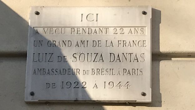 Placa com homenagem ao embaixador brasileiro Souza Dantas em Paris
