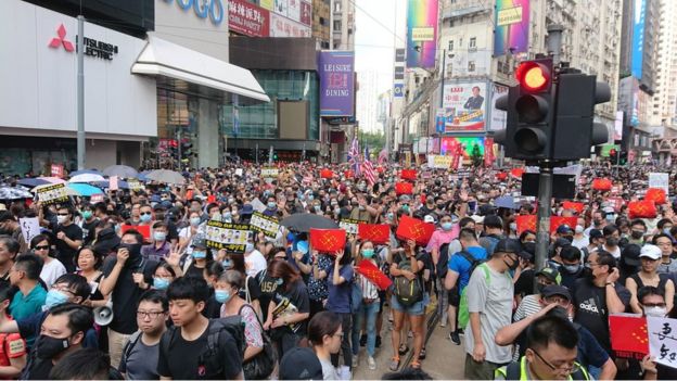 大批市民無視禁令上街遊行。