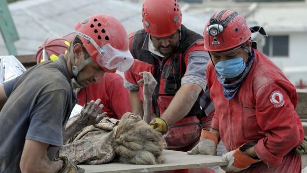 Una mujer es rescatada con vida de los escombros una semana después del terremoto de Haití en 2010