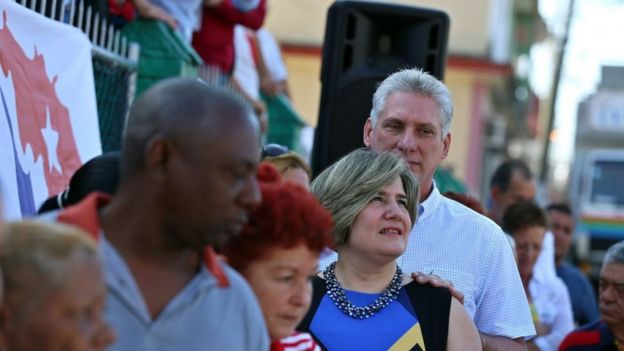 Al contrario que otras generaciones de dirigentes cubanos, Díaz-Canel se ha mostrado en público con su esposa. Foto: AFP