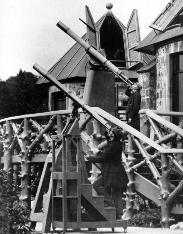 William Parsons, el Conde Rosse, mirando por un telescopio con su hijo.