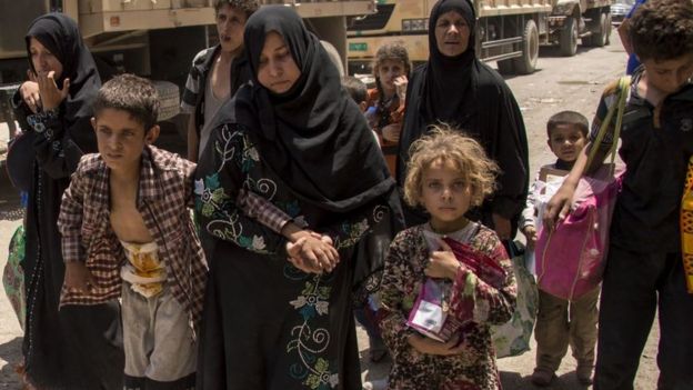 Mulheres e crianças em Mossul