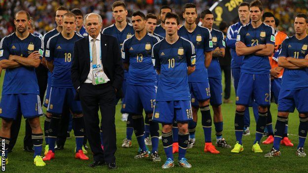 Alejandro Sabella (in the suit) with his Argentina players after the 2014 World Cup final
