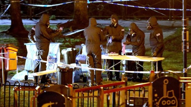 Agentes de la policía investigando en Salisbury.