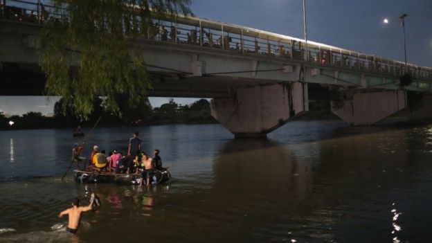 Balseros y migrantes en el río que divide Guatemala de México