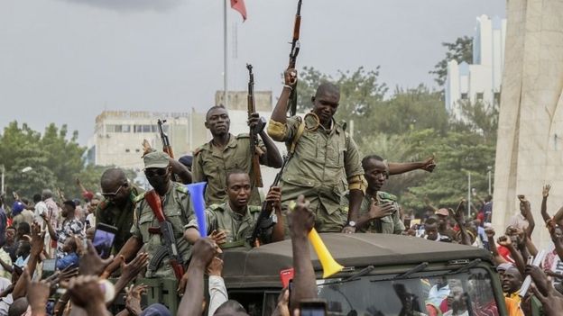 Militares entrando en las calles de Bamako, este martes.