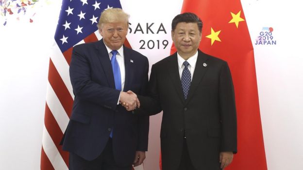 El presidente chino Xi Jinping (R) le da la mano al presidente de los Estados Unidos, Donald Trump, antes de una reunión bilateral durante la Cumbre del G20 el 29 de junio de 2019 en Osaka, Japón.