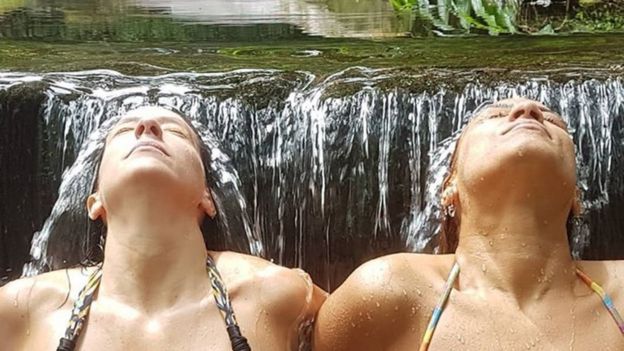 Monica Benicio e Marielle Franco em uma cachoeira