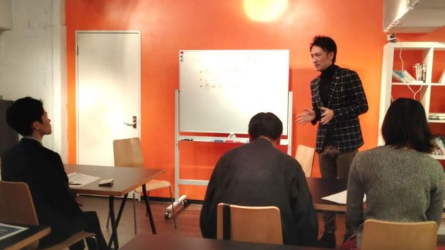 Yuichi Ishii instruyendo a sus empleados sobre las reglas del negocio