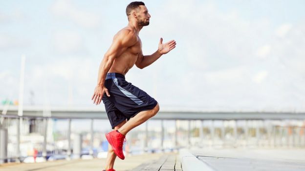 Hombre en forma haciendo ejercicio.