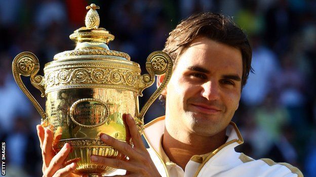 Roger Federer with the Wimbledon trophy in 2009