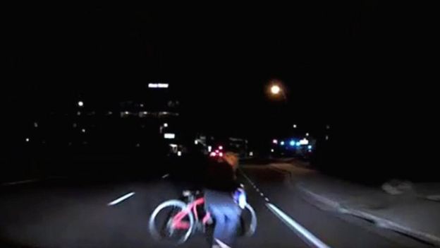 Una captura de pantalla del video del choque entre un auto de Uber y una ciclista en marzo de 2018.