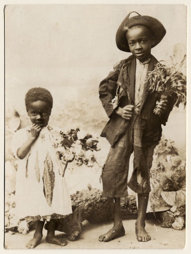Crianças alforriadas no final do século XIX, em foto de estúdio, em Porto Alegre