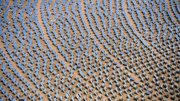 Paneles solares en una planta del Desierto de California