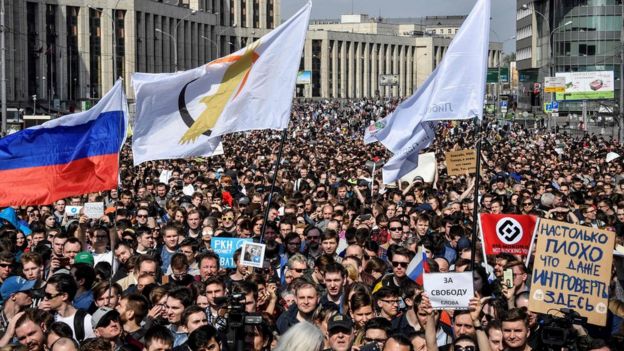 _101099390_rustelcrowdafp30apr.jpg