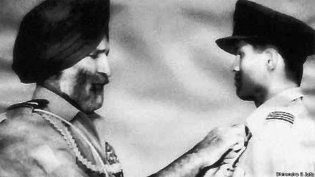 1965 ம் ஆண்டு போரில் சிறப்பான பங்களித்த திலீப் பாரூல்கரை சிறப்பிக்கும் விமானப்படை தளபதி அர்ஜன் சிங்