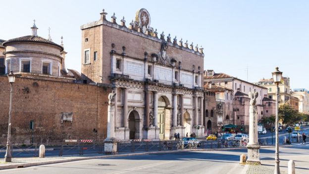 Portão do Povo, em Roma, por onde Cristina entrou sobre um cavalo branco, vestida modestamente de cinza