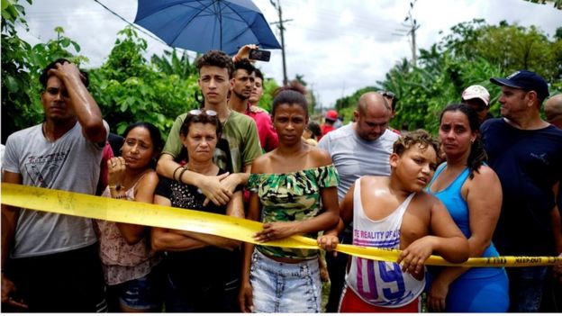 Crowd at the site of the Boeing 737 crash near Havana, Cuba 18 May 2018