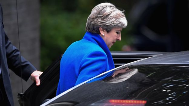 Primera ministra Theresa May saliendo de Downing Street camino a una audiencia con la reina Isabel II el día después de las elecciones generales británicas.