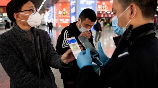 中国在2月中旬推出健康码，乘搭公共交通工具需要出具绿色健康码。