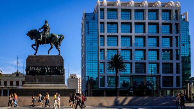 Plaza Independencia con vista al Mausoleo de Artigas y el edificio de Presidencia.