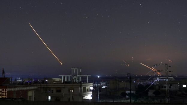 El cielo de Deraa iluminado por las defensas antiaéreas sirias.