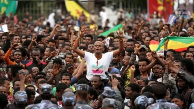 பொறியாளர் மரணம், திரண்ட மக்கள் கூட்டம்