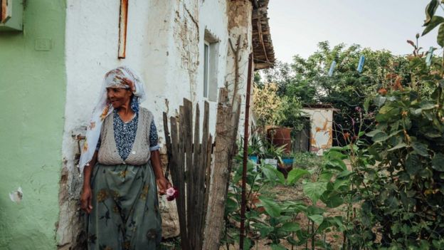 Afro Türk kadın evinin bahçesinde