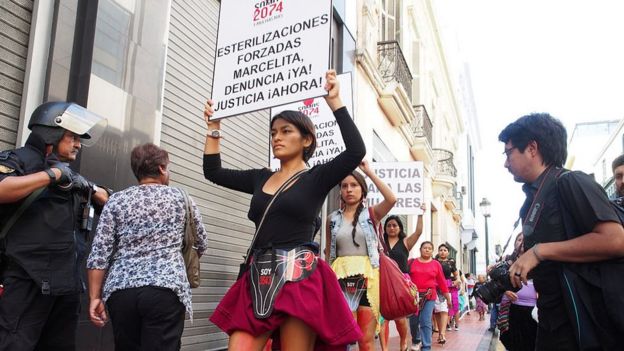 Protesta contra las esterilizaciones forzadas en Perú