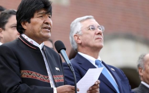 El presidente de Bolivia, Evo Morales, aseguró tras conocerse el fallo que su país no va a renunciar a su empeño por lograr una salida soberana al mar.