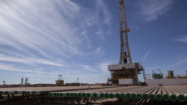 Torres de explotación de petróleo y gas no convencional en Vaca Muerta