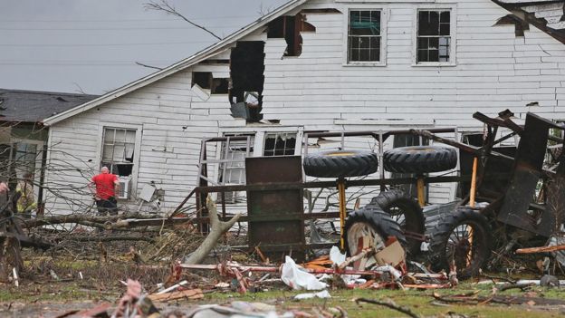 Three Dead As Tornadoes Hit Southern US - BBC News