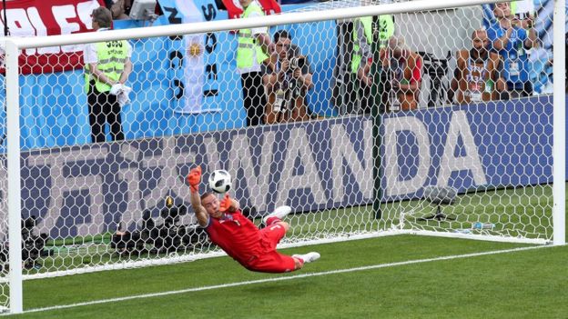 El balón de Messi a una perfecta altura para la salvada de Halldorsson.