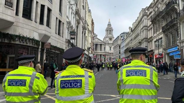 London Protests: Four Alleged Terror Group Supporters Arrested - BBC News