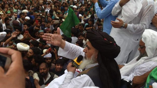 காதிம் ஹூசேன் ரிஸ்வி (நடுவில்)