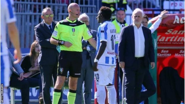 Sulley Muntari akiongea na refa wakati Pescara ilishindwa na Cagliari